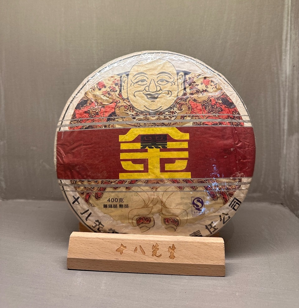 Pressed Rip Pu-erh Tea - Shu Pu-erh "Black Gold" from the brand "Mr. Eighteen" 400 g