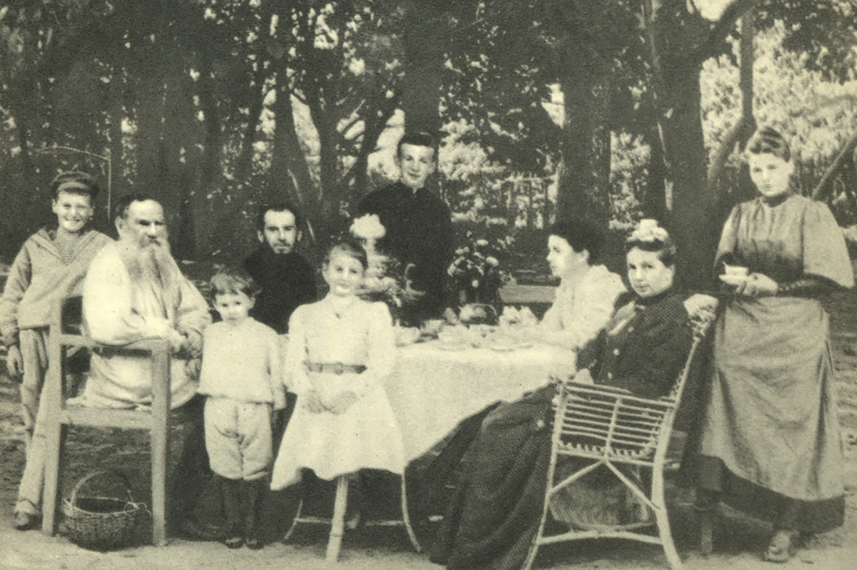 Leo Tolstoy with his family at a samovar in the park. 1892. Yasnaya Polyana Лев Толстой с семьёй за самоваром в парке. 1892 г. Ясная Поляна