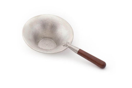 Metal sieve with a wooden handle "Flower". Price: ₽2,730 rub.