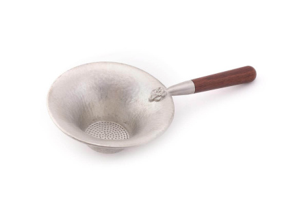 Metal sieve with a wooden handle "Flower". Price: ₽2,730 rub.
