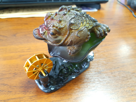 A discounted color-changing tea figurine, "Three-legged Wealth Toad and Water Wheel." (Water wheel missing). Price: ₽2,820 rub.