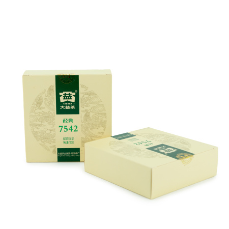 Pressed Raw Pu-erh Tea - Sheng pu-erh 2013 "7542" brand "Dai" from the "Menghai" plant, 150 g cake, 