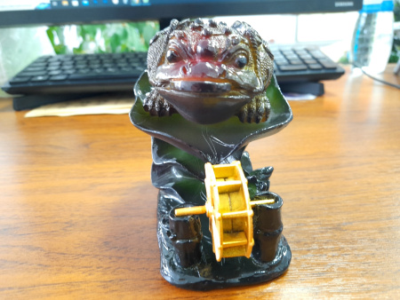 A discounted color-changing tea figurine, "Three-legged Wealth Toad and Water Wheel." (Water wheel missing). Price: ₽2,820 rub.