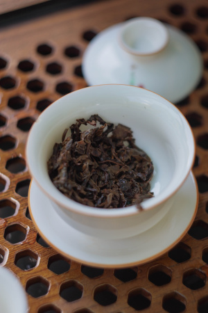 Pressed Raw Pu-erh Tea - Sheng pu'er 2002 "International Pu'er Tea Exhibition" of the Tai Lian factory, 400 g, 