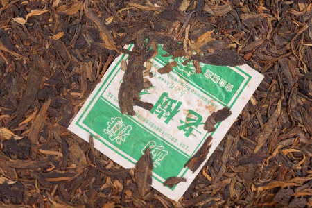 Pressed Raw Pu-erh Tea - Sheng pu-erh 2007 "Lao shu cha" brand "Dragon Garden" 400 g, 