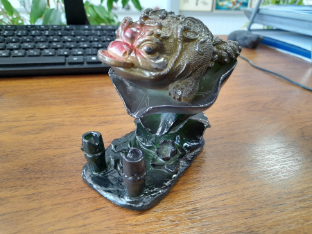 A discounted color-changing tea figurine, "Three-legged Wealth Toad and Water Wheel." (Water wheel missing). Price: ₽2,820 rub.