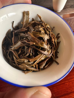 Pressed Raw Pu-erh Tea - Шэн пуэр 2015 года с больших чайных деревьев деревни Лаобаньчжан 200 г, 