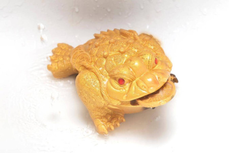 Color-changing tea figurine "Medium Three-legged Wealth Toad with a Red Nose". Price: ₽1,580 rub.