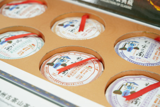 Pressed Rip Pu-erh Tea - Коллекционный набор шу пуэров 2011 г. "Юг цветных облаков" завода "Сад дракона" 7 блинов по 100 гр., 