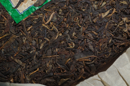 Pressed Raw Pu-erh Tea - Sheng pu'er 2002 "International Pu'er Tea Exhibition" of the Tai Lian factory, 400 g, 