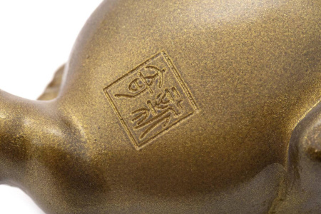 Color-changing tea figurine "Medium Three-legged Wealth Toad with a Red Nose". Price: ₽1,580 rub.