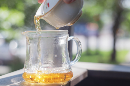 Pressed Raw Pu-erh Tea - Sheng pu'er 2002 "International Pu'er Tea Exhibition" of the Tai Lian factory, 400 g, 