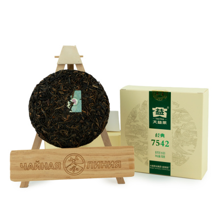 Pressed Raw Pu-erh Tea - Sheng pu-erh 2013 "7542" brand "Dai" from the "Menghai" plant, 150 g cake, 
