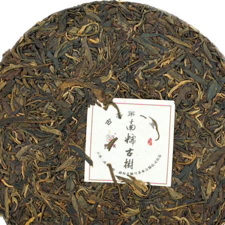 Pressed Raw Pu-erh Tea - Шэн пуэр 2013 г. "Многовековые деревья деревни Ди И гор Нань Но" марки "Кайшуньхао" 400 г, 